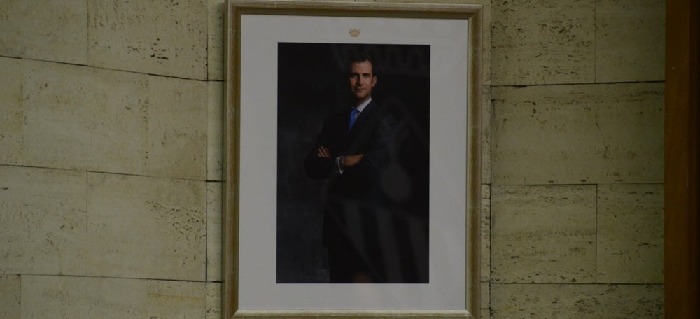 Foto portada: retrat de Felip VI, a la sala de plens. Autor: David B. 