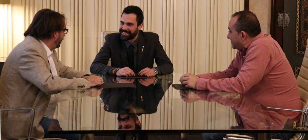 Foto portada: Camil Ros (UGT), el president del Parlament, Roger Torrent, i Javier Pachecho (CC.OO). Autor: ACN.