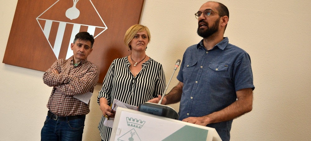 Foto portada: el regidor Lluis Perarnau, la tinent d'alcalde Marisol Martínez i l'alcalde, Maties Serracant. Autor: J.d.A 