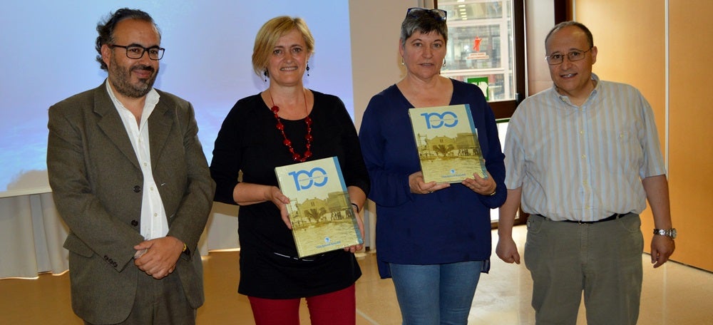 Foto portada: García Barroso, Martínez, la directora de la biblioteca i Fontdevila, autor del llibre. Autor: J.R.Costa-jussà. 