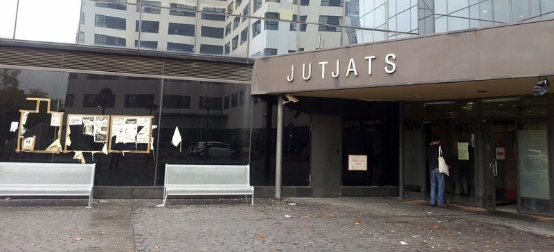 L'informe de la fiscal en cap de Sabadell, Neus Pujal, denuncia la justícia a dues velocitats entre els Jutjats de la ciutat de Barcelona i els de la resta de la província. Assegura que els Jutjats de la provincia estàn infradotats em relació al de Barcelona i els funcionaris de Barcelona estan millor pagats i tenen una càrrega de feina inferior als de Sabadell. La qual cosa determina que en quan poden els funcionaris concursen a Barcelona. Les guardies també estàn millor pagades a Barcelona en relació a Sabadell. De tal manera que un dia de guardia a la capital està igualment remunerat que una setmana de guardia a la provincia. A part, a les provincies les guardies són setmanals i al Barcelona diaries, de tal manera que a la provincia el funcionari/ Jutge/Fiscal està de guardia tota la semana, mentre a la capital la guardia canvia cada dia.     No només afecta als professionals del sector aquesta 'justícia a dues velocitats' sinó també als usuaris. La fiscal denuncia que Sabadell no té Servei d'Assessorament Tècnic a les Víctimtes i Familiars (SATAF), perquè és un servei concentrat a Barcelona. En canvi, és important per garantir un bon abordatge a la víctima i un bon tracte a familiars i víctimes en casos d'abusos, discapacitats, agressions sexuals, custòdies d'infants...  La fiscal diu textualment en el seu informe:      Podem parlar de la justícia a dues velocitats, la de la capital catalana, dotada de mitjans i la de la província, infradotada dels mateixos o dit d'una altra manera, ciutadans de primera i de segona; existeixen dos tipus de justícia, la de la capital i la de la província.  2. Sabadell, ciutat de pas  La fiscal explica com els Jutjats de Sabadell s'han convertit en jutjats de pas entre la fi dels estudis i un millor destí. No és res nou però es manté la tendència. Alguns fiscals estan a Sabadell a l'espera d'un destí, ja sigui a la ciutat de Barcelona (millor pagats) o els de la resta de l'Estat.  Els Jutjats de Sabadell pateixen una gran mobilitat de fiscals. Molts fiscals accedeixen a Sabadell com a primer destí, venen d'altres zones d'Espanya i volen apropar-se al seu lloc d'origen o d'altres llocs com Madrid, amb més projecció professional, cosa que fan a la que poden. Els fiscals catalans, quan poden concursen a Barcelona, amb menys feina i més retribució.      No es coneix cap cas de fiscals que hagin concursat voluntàriament al àrea de Sabadell que no provinguin de l'Escola', diu l'informe. Bé, ara tenim un cas.  Per solucionar aqueest problema de la mobilitat, la fiscal demana complements econòmics de permanència en el destí. Tot i així, valora l'alta 'qualitat técnica' i la 'capacitat de treball' del seu equip. 3. Uns Jutjats que es comencen a quedar enrere  La fiscal assegura que els Jutjats de Sabadell, en funcionament des de fa menys de 20 anys, són insalubres. És impossible obrir les finestres. 'No existeix ventilació i sí risc de malalties a través dels tubs d'aire acondicionat a l'estiu i aire calent a l'hivern', assegura mencionant les queixes dels sindicats de Justícia. També es queixa de la falta de sales de vistes (11 mentre que hi ha 21 òrgans judicials).  Pel que fa a fiscalia, denuncia la manca d'espais, que no s'ha solventat malgrat l'entrada en funcionament dels de Cerdanyola. 'Es fa imprescindible la construcció d'un nou edifici judicial a Sabadell o almenys el trasllat a un edifici més ampli i adequat', diu. La fiscal també denuncia manques de seguritat a l'edifici. 4. Falta de mitjans  La fiscal en cap assegura que la plantilla de fiscals és el tot 'insuficient si té en compte el volum de treball i el número d'òrgans judicials a cobrir'.      La gran càrrega de treball per a Magistrats i Fiscals, unida a la manca d'estabilitat de la plantilla, determina que els fiscals del àrea de Sabadell, amb la plantilla actual, hagin de soportar una càrrega de feina molt superior a altres fiscalies d'Espanya', conclou.