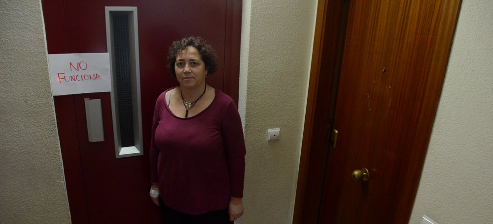 Foto portada: Mayte Calvo davant de l'ascensor sense subministrament. Autor: David B.
