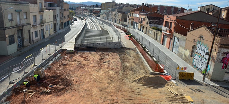 Foto portada: les vies del tren, a partir de la Rambla d'Ibèria, fa uns mesos. Autor: David B.