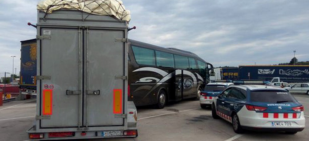 Pla general de l'autocar aturat pels Mossos a La Jonquera aquest 4 de maig del 2018 (horitzontal)
