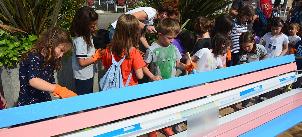 Foto portada: el banc irisat del Passeig de la plaça Major. Autor: David B. 
