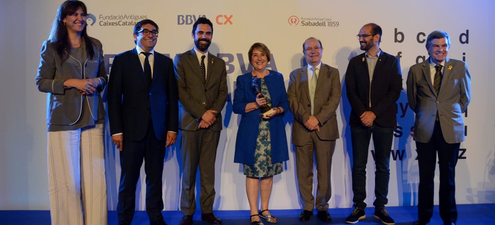 Foto portada: l'autora Gemma Lienas, nou premi Sant Joan.