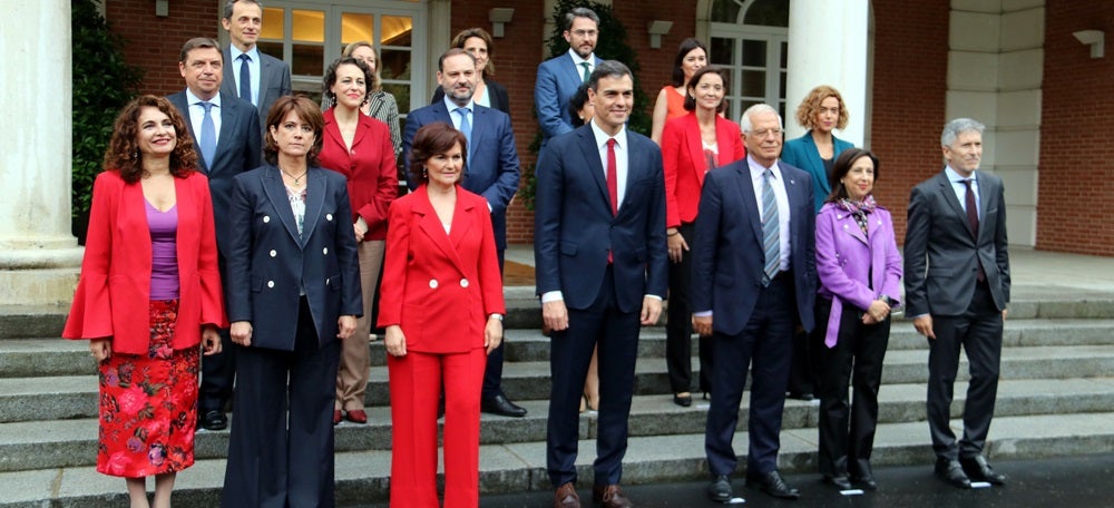 Foto portada: els ministres de Sánchez i el president de govern, aquest divendres a La Moncloa. Autor: ACN. 