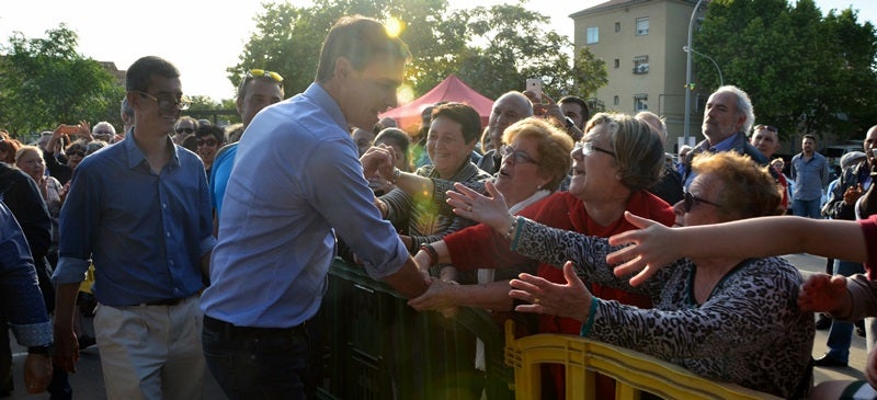 Sánchez, amb simpatitzants socialistes. Autor: David B.