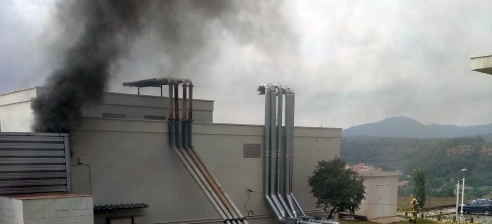 Foto portada: columna de fum, aquesta tarda, a l'hospital. Autor: cedida. 