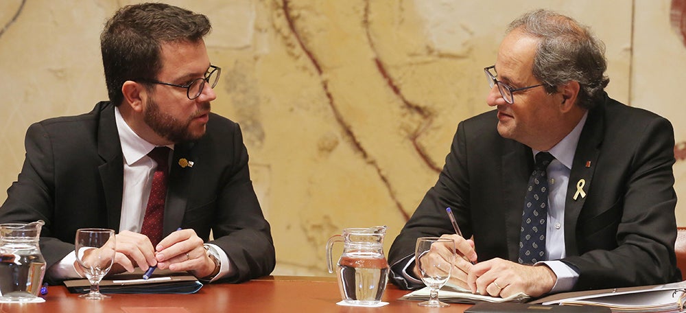 El president del Govern, Quim Torra, conversa amb el vicepresident, Pere Aragonès, durant la reunió setmanal del Consell Executiu al Palau de la Generalitat, el 18 de setembre de 2018 (Horitzontal)