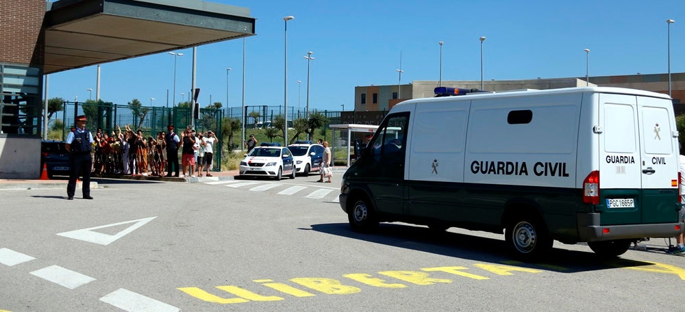 Foto portada: la furgoneta de la Guàrdia Civil arribant a la presó del Puig de les Basses. Autor: ACN.