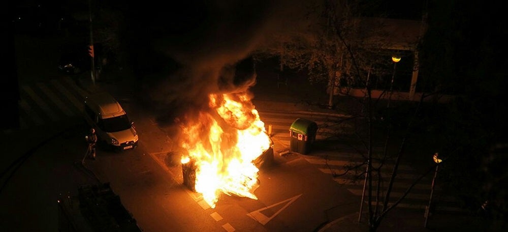 Foto portada: incendi al carrer de Sol i Padrís, de dijous a divendres. Autora: Maria López.