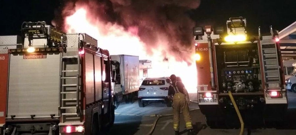 Foto portada: un moment de l'incendi. Autor: Policia Local via La Veu. 