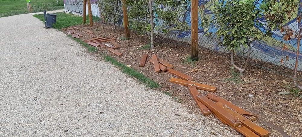 Foto portada: el que queda d'uns bancs robats, al Parc del Nord. Foto via InfoPlanada. 