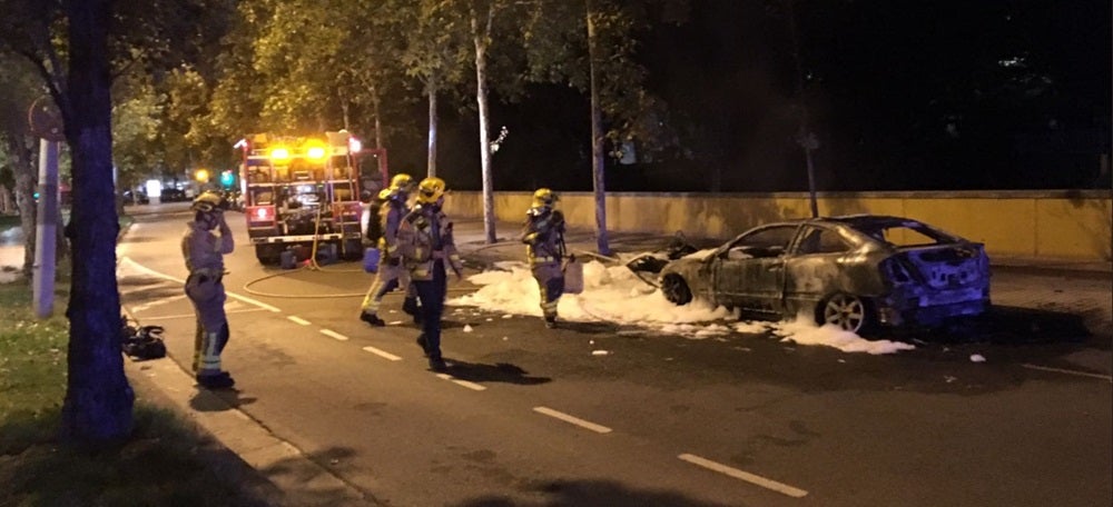 Foto portada: vehicle calcinat a l'avinguda d'Andreu Nin, aquest dimecres. Autor: Policia Sabadell via Twitter. 