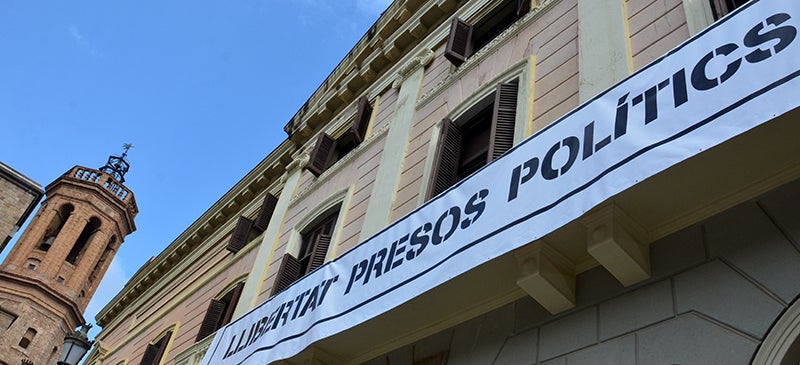 Foto portada: la façana de l'Ajuntament, aquest migdia. Autor: David B. 