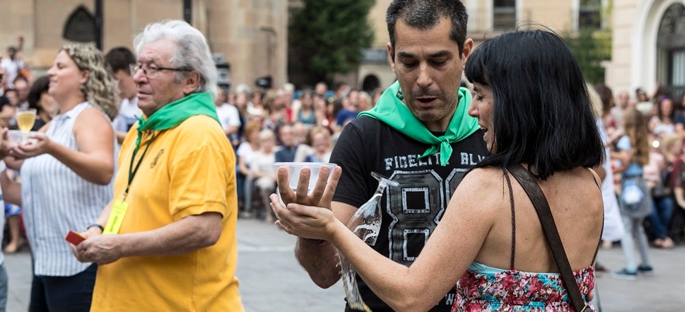 Foto portada: ciutadans al Ball de la bola, amb el mocador verd penjat al coll. Autor: Aj. Sabadell / cedida.
