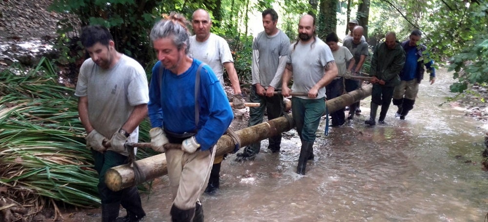 Foto portada: operaris al Torrent de Colobrers. Foto: @sbdterritori via Twitter. 