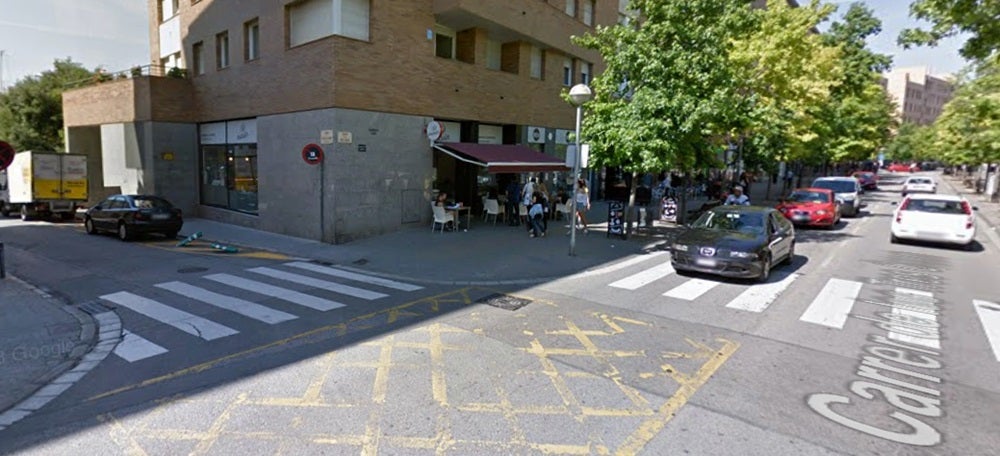Foto portada: confluència entre els carrers Tres Creus i Blasco de Garay. Foto via Google Street View. 