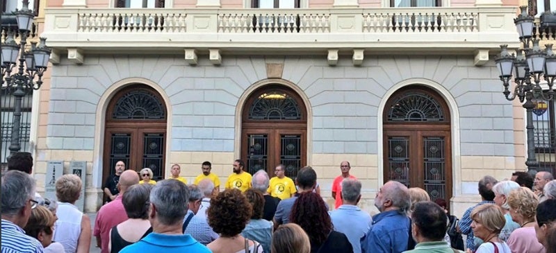 Foto portada: un moment de la concentració. Foto: @julifernandez via Twitter. 