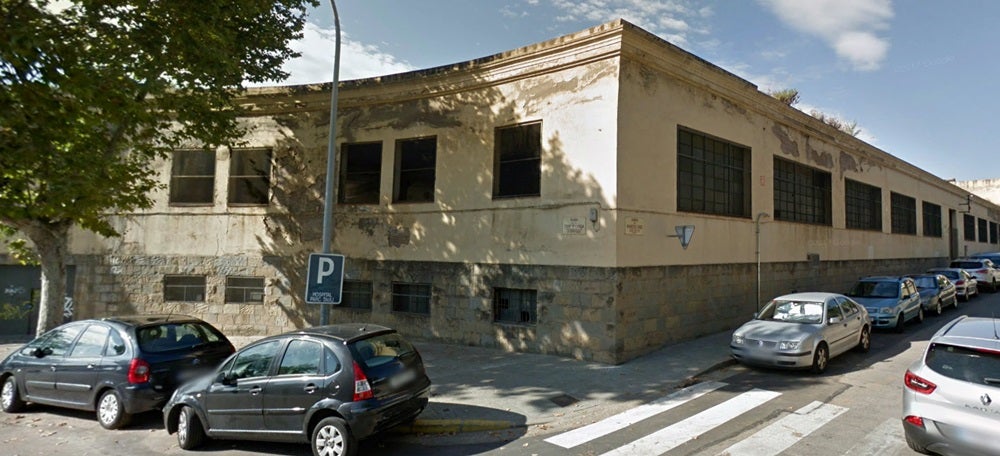 Foto portada: la nau cremada. Foto via Google Street View.