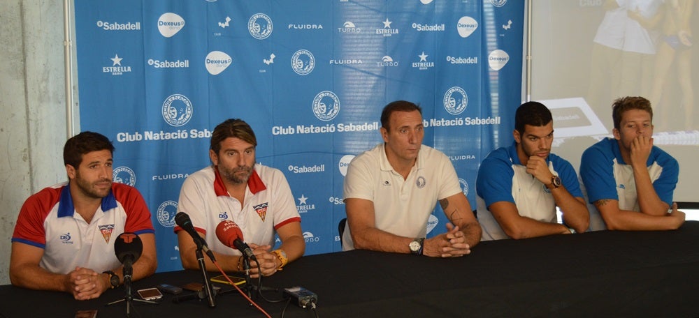 Foto portada: representants del CN Terrassa i el CN Sabadell, aquest matí a Can Llong. Autor: JRC.
