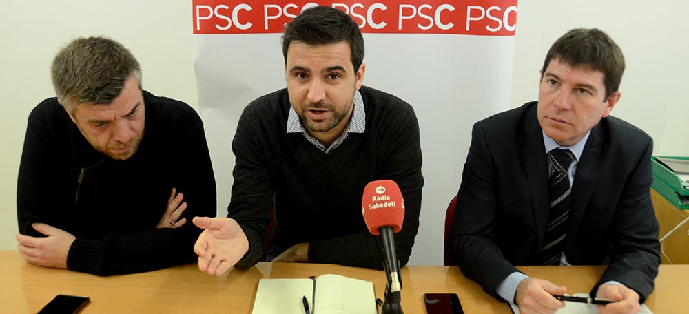 Foto portada: el regidor Cristian Sánchez, Pol Gibert i el portaveu municipal Josep Ayuso. Autor: David B. 