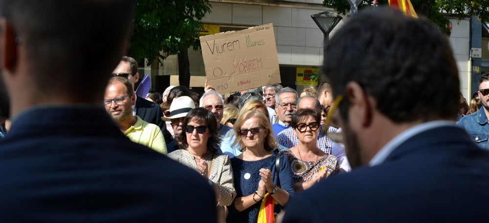 Foto portada: un moment de la concentració, a la plaça Sant Roc. Autor: J.d.A. 