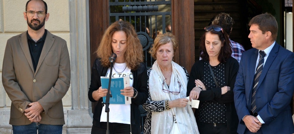 Foto portada: un moment del minut de silenci. Autor: J.d.A. 