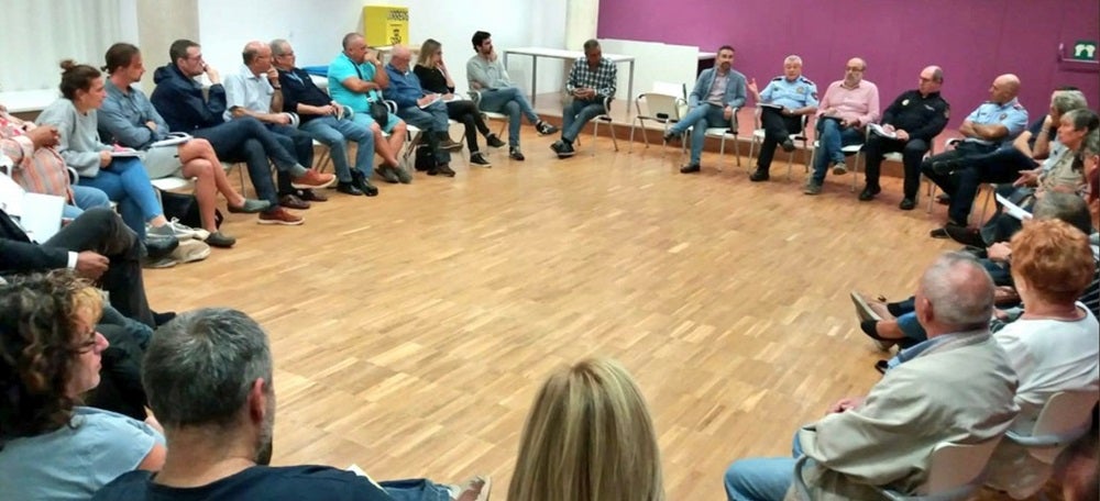 Foto portada: reunió de l'Àgora Nord, aquest dilluns. Foto: @gabrielfernandez via Twitter. 