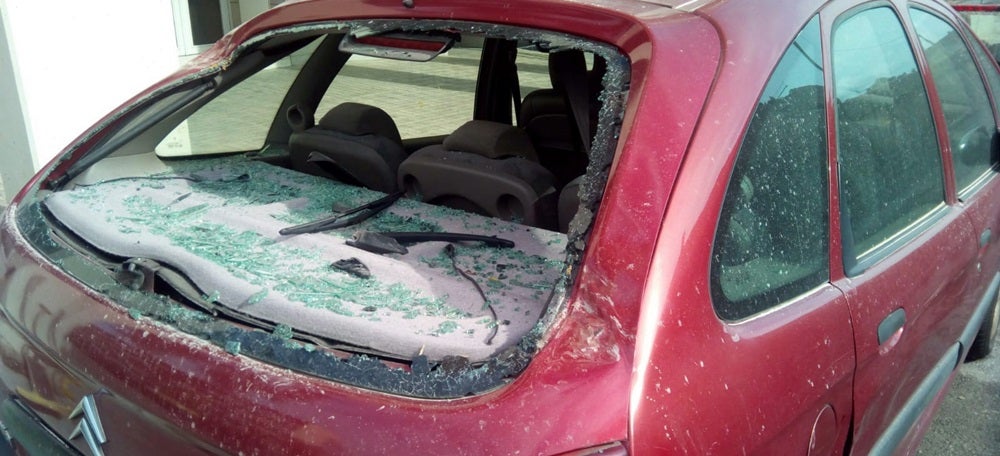 Foto portada: un dels vehicles afectats per l'enderroc de l'Artextil. Autor: David B. 