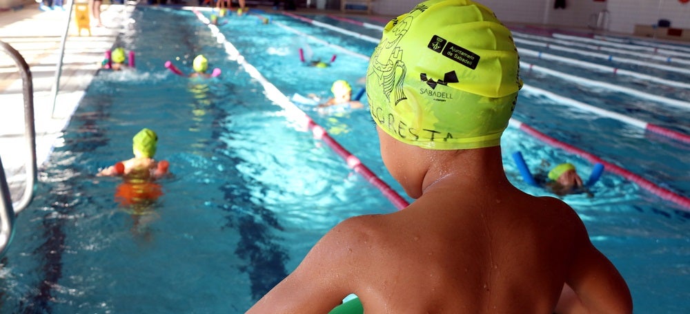 Pla mitjà d'un nen d'esquena a les Piscines Municipals Joan Serra el 25 d'octubre de 2018 en un dels cursos de natació. (Horitzontal)