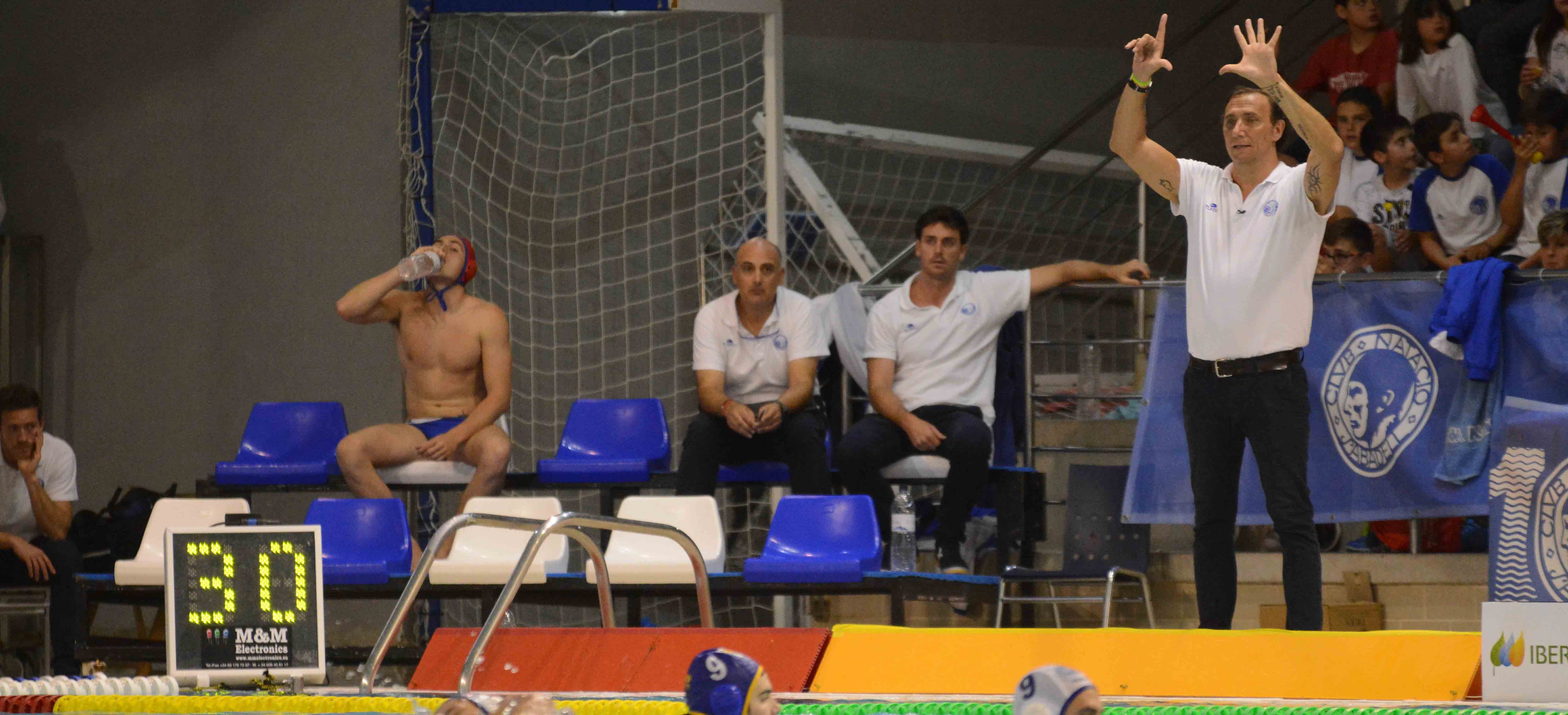 Salvador 'Chava' Gómez, a la banqueta. Autor: R.Benet. 