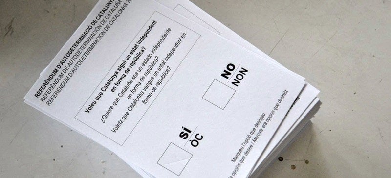 Foto portada: les paperetes de l'1-O, aquest diumenge. No en tots els punts van poder haver-hi sobres. Autor: J.d.A. 