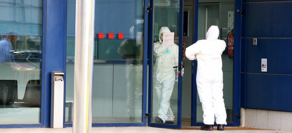 Dos professionals del SEM entrant a l'interior de l'oficina d'atenció ciutadana dels Mossos d'Esquadra de Montcada i Reixac el 14 de novembre de 2018. (horitzontal)