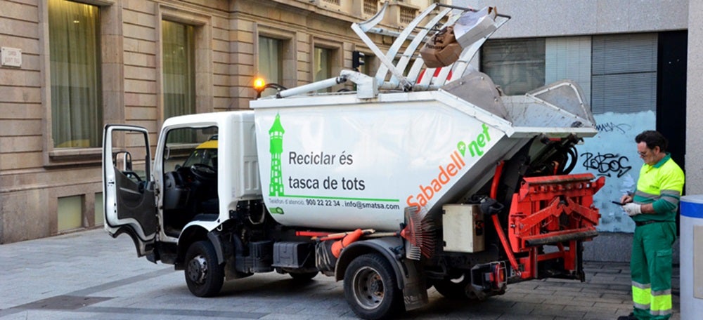 Foto portada: un operari d'SMATSA, al carrer de l'Advocat Cirera. Autor: David B. 