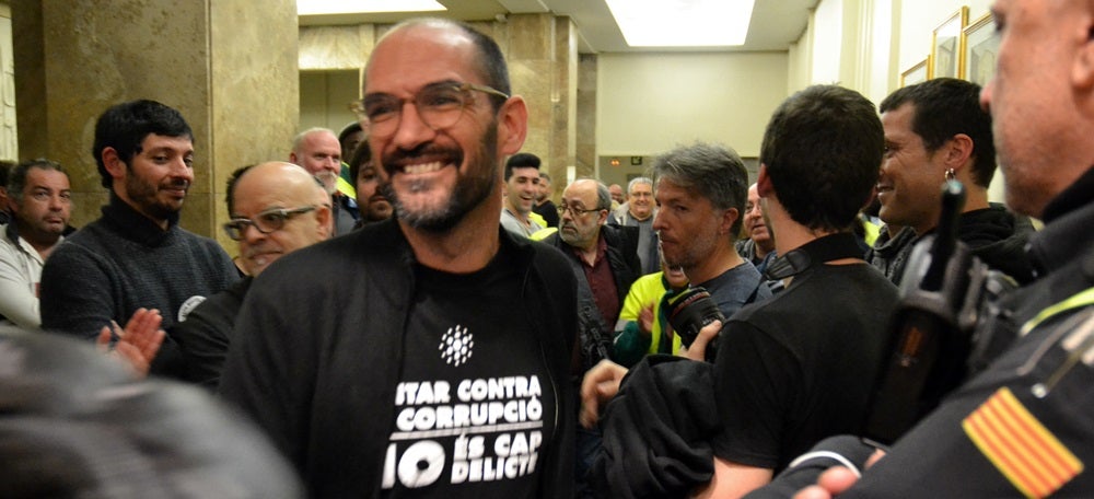 Foto portada: Serracant, al ple, després de ser increpat pels treballadors. Autor: J.d.A.