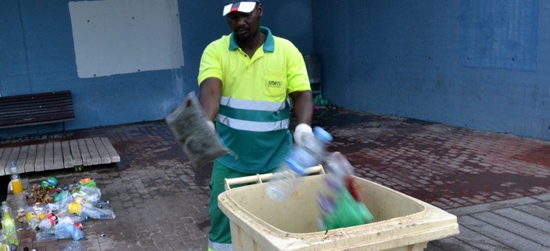 Foto portada: un treballador, durant la passada Festa Major. Autor: J.d.A. 