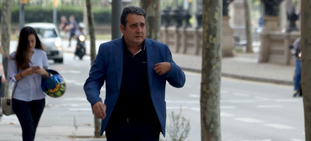 Bustos, arribant a l'Audiència de Barcelona, el dia que va començar el judici del cas multes. Autor: ACN.