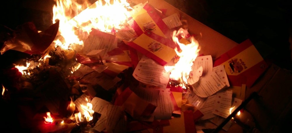 Foto portada: final de la manifestació, amb banderes d'Espanya cremanat. Foto: @cdrsabadell via Twitter. 
