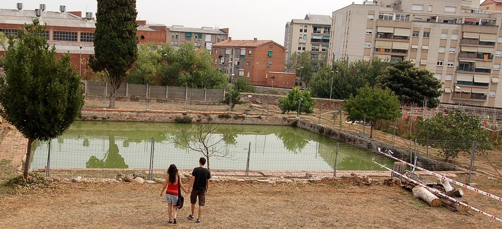 Foto portada: les restes del jardí romàntic, en una visita guiada al castell de Can Feu l'any 2012. Autor: J.d.A.