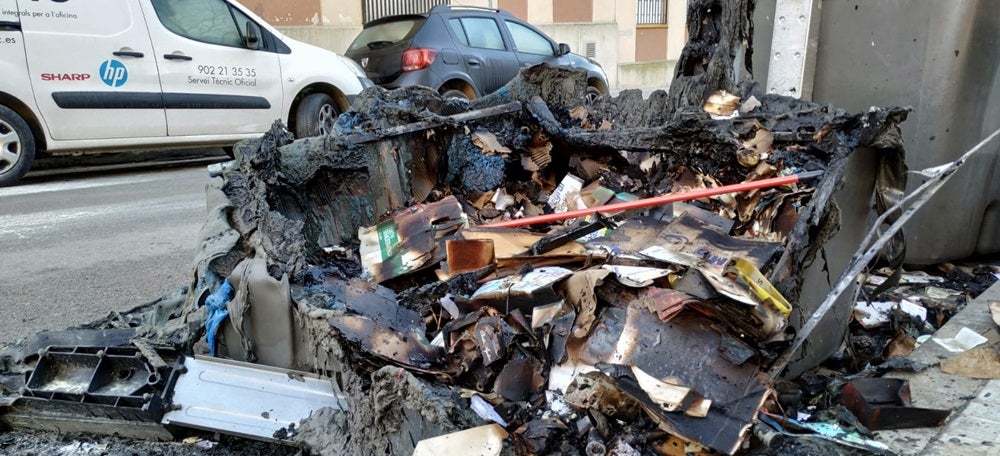 Foto portada: el contenidor cremat al carrer de Plini el Vell, a Can Rull. Autor: J.d.A. 