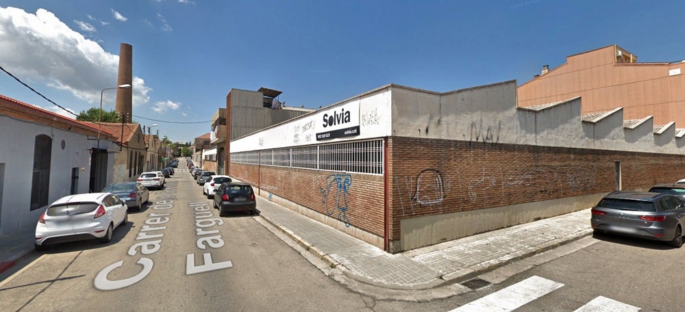 Foto portada: el foc es va produir entre el carrer d'Ali Bei i dels Germans Farguell, al barri de Can Feu. Foto via Google Street View. 