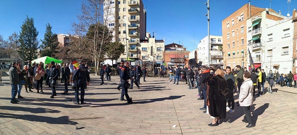 Foto portada: la carpa, policies i contraris a VOX, aquest dissabte. Autor: J.d.A. 