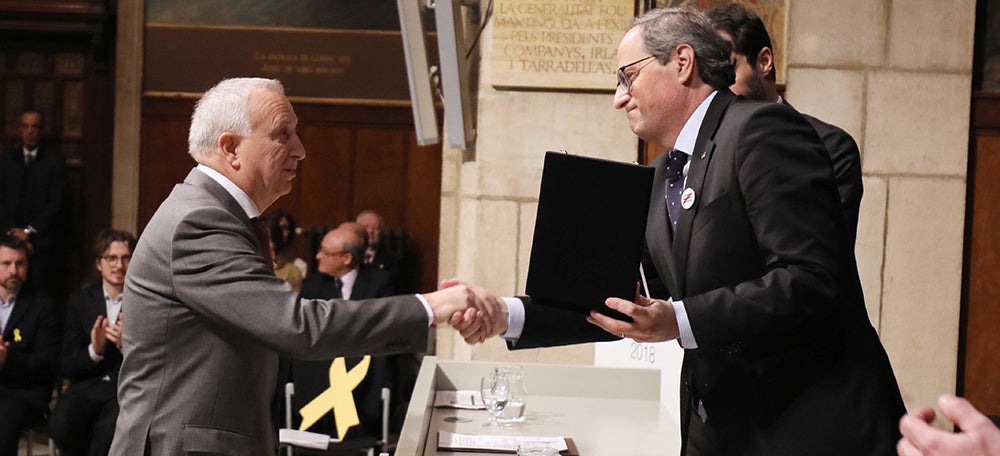 El president del Govern, Quim Torra, entrega la Medalla d'Or de la Generalitat a Bernat Pegueroles, marit de Carme Forcadell, al Saló Sant Jordi de Palau, el 10 de gener de 2019 (Horitzontal)