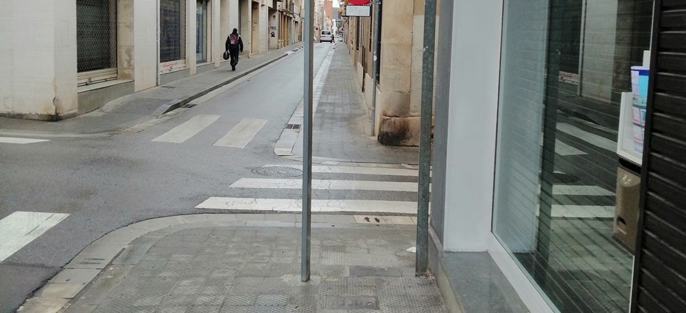 Foto portada: la nova senyal al carrer Lacy amb Narcís Giralt, al centre. Autor: Rafael Orfila / cedida. 