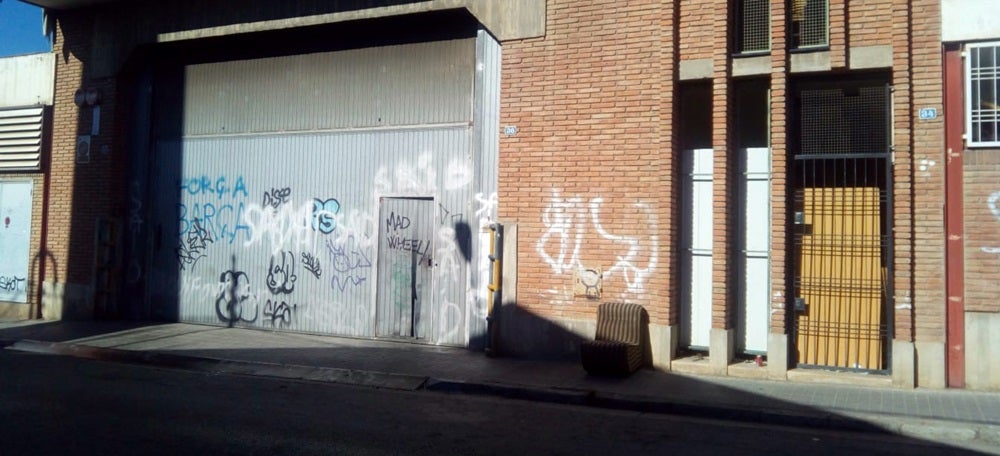 Foto portada: exterior de la nau clausurada per l'Ajuntament. Autor: David B. 
