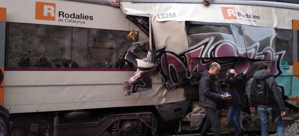 Aspecte de dos vagons de tren després que els combois hagin xocat a Castellgalí el 8 de febrer del 2019. Pla general. (Horitzontal)