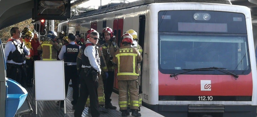Foto portada: Mossos d'Esquadra i Bombers treballen a l'estació d'FGC. FOTO: Bernat Millet / TOT Sant Cugat. 
