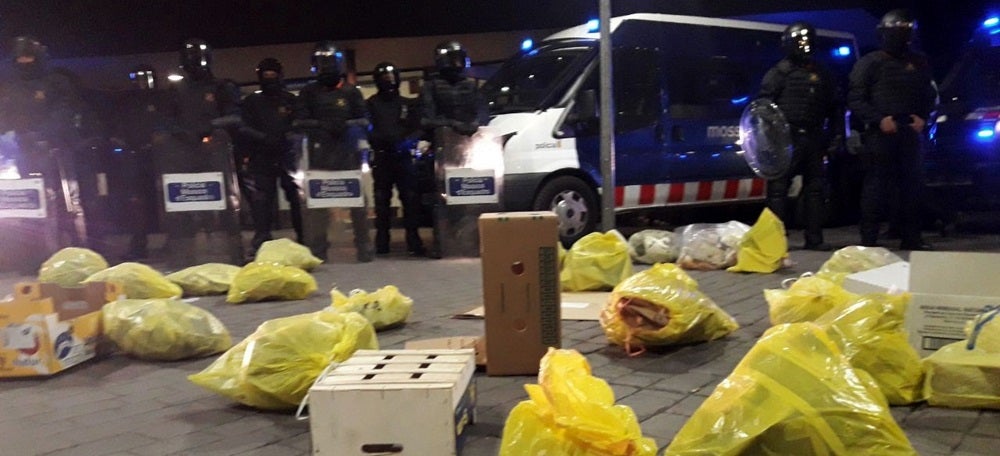 Foto portada: bosses davant dels Jutjats, amb Mossos al fons. Autor: CDR. 